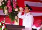 Pimpin Upacara HUT RI ke-81, Wagub Aceh Fadhlullah Serukan Jaga Perdamaian Komparatif.ID, Banda Aceh– Pesan menjaga perdamaian menjadi perhatian Wakil Gubernur Aceh Fadhlullah dalam momentum HUT ke-81 Kemerdekaan Republik Indonesia. Usai memimpin upacara di Lapangan Blang Padang, Banda Aceh, Senin (17/8/2026). “Kepada seluruh rakyat Aceh, mari kita jaga perdamaian dan bahu-membahu wujudkan Aceh sejahtera,” kata Fadhlullah kepada wartawan usai upacara. Ia menegaskan, keamanan dan kenyamanan menjadi hal utama yang perlu dijaga agar masyarakat dapat menjalankan berbagai aktivitas sehari-hari dengan tenang. Kondisi tersebut juga penting agar masyarakat dapat menjalankan ibadah dengan aman dan nyaman.
