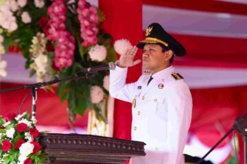 Pimpin Upacara HUT RI ke-81, Wagub Aceh Fadhlullah Serukan Jaga Perdamaian Komparatif.ID, Banda Aceh– Pesan menjaga perdamaian menjadi perhatian Wakil Gubernur Aceh Fadhlullah dalam momentum HUT ke-81 Kemerdekaan Republik Indonesia. Usai memimpin upacara di Lapangan Blang Padang, Banda Aceh, Senin (17/8/2026). “Kepada seluruh rakyat Aceh, mari kita jaga perdamaian dan bahu-membahu wujudkan Aceh sejahtera,” kata Fadhlullah kepada wartawan usai upacara. Ia menegaskan, keamanan dan kenyamanan menjadi hal utama yang perlu dijaga agar masyarakat dapat menjalankan berbagai aktivitas sehari-hari dengan tenang. Kondisi tersebut juga penting agar masyarakat dapat menjalankan ibadah dengan aman dan nyaman.
