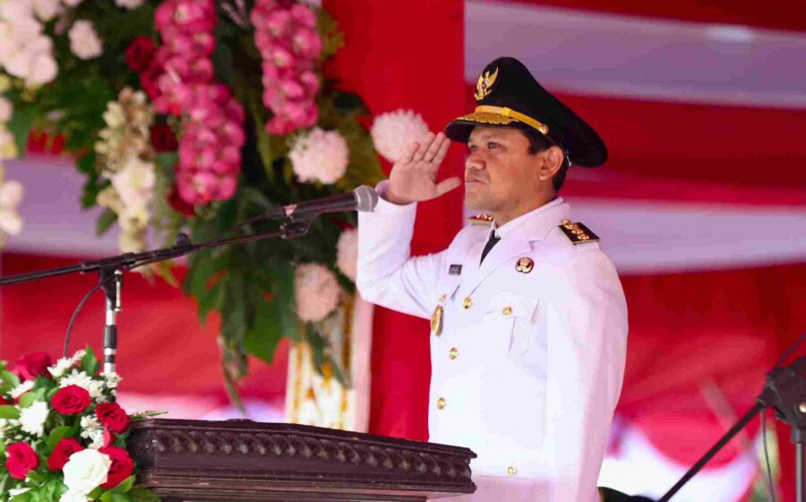 Pimpin Upacara HUT RI ke-81, Wagub Aceh Fadhlullah Serukan Jaga Perdamaian Komparatif.ID, Banda Aceh– Pesan menjaga perdamaian menjadi perhatian Wakil Gubernur Aceh Fadhlullah dalam momentum HUT ke-81 Kemerdekaan Republik Indonesia. Usai memimpin upacara di Lapangan Blang Padang, Banda Aceh, Senin (17/8/2026). “Kepada seluruh rakyat Aceh, mari kita jaga perdamaian dan bahu-membahu wujudkan Aceh sejahtera,” kata Fadhlullah kepada wartawan usai upacara. Ia menegaskan, keamanan dan kenyamanan menjadi hal utama yang perlu dijaga agar masyarakat dapat menjalankan berbagai aktivitas sehari-hari dengan tenang. Kondisi tersebut juga penting agar masyarakat dapat menjalankan ibadah dengan aman dan nyaman.