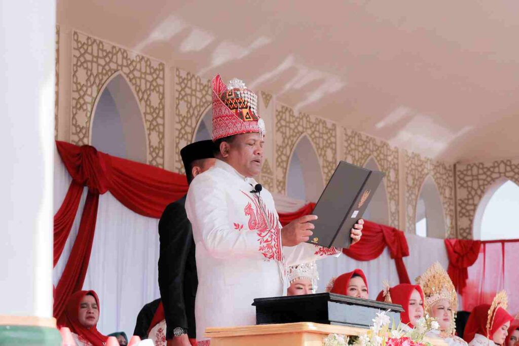 HUT ke-81 RI di Bireuen, Bupati Mukhlis Pimpin Langsung Pengibaran Bendera Komparatif.ID, Bireuen– Merah Putih berkibar di Ruang Terbuka Hijau (RTH) Cot Gapu Bireuen, Senin (17/8/2026), dalam upacara peringatan HUT ke-81 Kemerdekaan Republik Indonesia. Bupati Bireuen Ir. Mukhlis, S.T. memimpin langsung upacara tersebut sebagai Inspektur Upacara. Upacara yang dimulai pada pukul 08.30 WIB tersebut berlangsung khidmat, tertib, dan lancar. Bupati Bireuen bertindak sebagai Inspektur Upacara. Sementara itu, Lettu Inf Andi Adianto Yudha Prawira, S.Tr (Han) dipercaya sebagai Komandan Upacara dan Kapten ARH M. Agus Apriansyah sebagai Perwira Upacara.