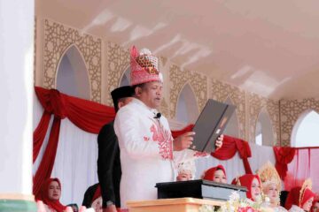 HUT ke-81 RI di Bireuen, Bupati Mukhlis Pimpin Langsung Pengibaran Bendera Komparatif.ID, Bireuen– Merah Putih berkibar di Ruang Terbuka Hijau (RTH) Cot Gapu Bireuen, Senin (17/8/2026), dalam upacara peringatan HUT ke-81 Kemerdekaan Republik Indonesia. Bupati Bireuen Ir. Mukhlis, S.T. memimpin langsung upacara tersebut sebagai Inspektur Upacara. Upacara yang dimulai pada pukul 08.30 WIB tersebut berlangsung khidmat, tertib, dan lancar. Bupati Bireuen bertindak sebagai Inspektur Upacara. Sementara itu, Lettu Inf Andi Adianto Yudha Prawira, S.Tr (Han) dipercaya sebagai Komandan Upacara dan Kapten ARH M. Agus Apriansyah sebagai Perwira Upacara.