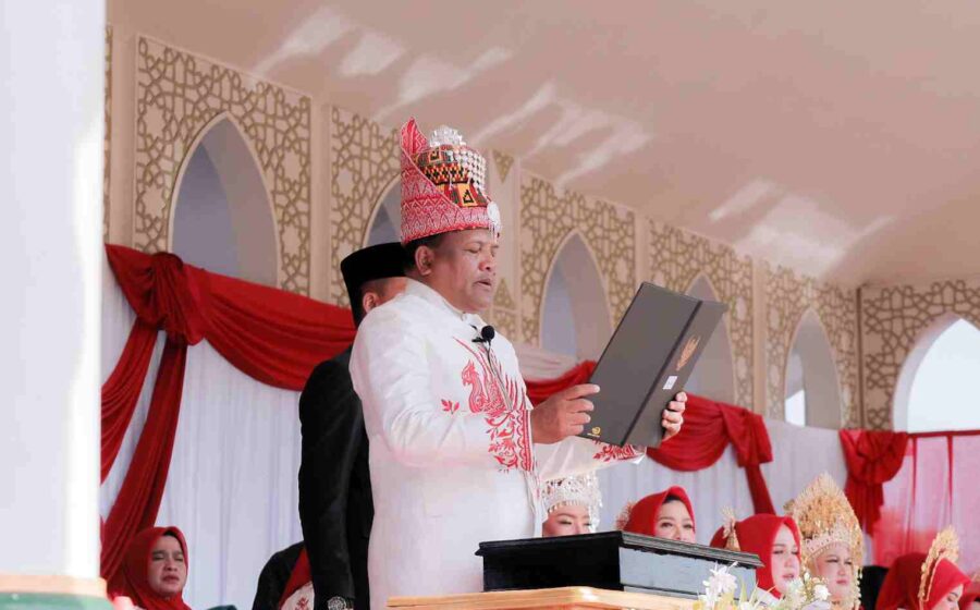 HUT ke-81 RI di Bireuen, Bupati Mukhlis Pimpin Langsung Pengibaran Bendera Komparatif.ID, Bireuen– Merah Putih berkibar di Ruang Terbuka Hijau (RTH) Cot Gapu Bireuen, Senin (17/8/2026), dalam upacara peringatan HUT ke-81 Kemerdekaan Republik Indonesia. Bupati Bireuen Ir. Mukhlis, S.T. memimpin langsung upacara tersebut sebagai Inspektur Upacara. Upacara yang dimulai pada pukul 08.30 WIB tersebut berlangsung khidmat, tertib, dan lancar. Bupati Bireuen bertindak sebagai Inspektur Upacara. Sementara itu, Lettu Inf Andi Adianto Yudha Prawira, S.Tr (Han) dipercaya sebagai Komandan Upacara dan Kapten ARH M. Agus Apriansyah sebagai Perwira Upacara.