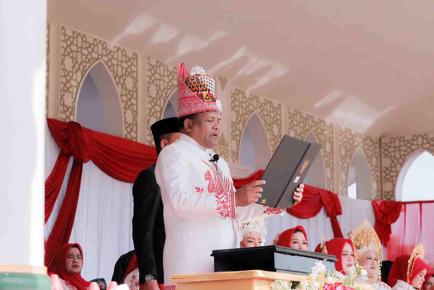HUT ke-81 RI di Bireuen, Bupati Mukhlis Pimpin Langsung Pengibaran Bendera Komparatif.ID, Bireuen– Merah Putih berkibar di Ruang Terbuka Hijau (RTH) Cot Gapu Bireuen, Senin (17/8/2026), dalam upacara peringatan HUT ke-81 Kemerdekaan Republik Indonesia. Bupati Bireuen Ir. Mukhlis, S.T. memimpin langsung upacara tersebut sebagai Inspektur Upacara. Upacara yang dimulai pada pukul 08.30 WIB tersebut berlangsung khidmat, tertib, dan lancar. Bupati Bireuen bertindak sebagai Inspektur Upacara. Sementara itu, Lettu Inf Andi Adianto Yudha Prawira, S.Tr (Han) dipercaya sebagai Komandan Upacara dan Kapten ARH M. Agus Apriansyah sebagai Perwira Upacara.