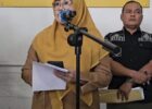 Kepala Inspektorat Banda Aceh Diberhentikan Sementara Usai Jadi Tersangka Pelanggaran Syariat Komparatif.ID, Banda Aceh– Pemerintah Kota Banda Aceh memberhentikan sementara Kepala Inspektorat Kota Banda Aceh berinisial FD, 58, dari jabatannya setelah ditetapkan sebagai tersangka dalam kasus dugaan pelanggaran syariat Islam. Kepala Badan Kepegawaian dan Pengembangan Sumber Daya Manusia (BKPSDM) Kota Banda Aceh, Emila Sovayana, mengatakan pemberhentian sementara tersebut dilakukan berdasarkan Surat Pemberhentian Wali Kota Nomor 800.1.6.2/114/8/2026. Keputusan itu diambil setelah FD menjalani pemeriksaan atau Berita Acara Pemeriksaan (BAP) oleh penyidik Satuan Polisi Pamong Praja dan Wilayatul Hisbah (Satpol PP dan WH) Kota Banda Aceh. FD kemudian ditetapkan sebagai tersangka atas dugaan pelanggaran disiplin berat aparatur sipil negara (ASN).