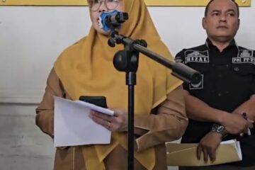 Kepala Inspektorat Banda Aceh Diberhentikan Sementara Usai Jadi Tersangka Pelanggaran Syariat Komparatif.ID, Banda Aceh– Pemerintah Kota Banda Aceh memberhentikan sementara Kepala Inspektorat Kota Banda Aceh berinisial FD, 58, dari jabatannya setelah ditetapkan sebagai tersangka dalam kasus dugaan pelanggaran syariat Islam. Kepala Badan Kepegawaian dan Pengembangan Sumber Daya Manusia (BKPSDM) Kota Banda Aceh, Emila Sovayana, mengatakan pemberhentian sementara tersebut dilakukan berdasarkan Surat Pemberhentian Wali Kota Nomor 800.1.6.2/114/8/2026. Keputusan itu diambil setelah FD menjalani pemeriksaan atau Berita Acara Pemeriksaan (BAP) oleh penyidik Satuan Polisi Pamong Praja dan Wilayatul Hisbah (Satpol PP dan WH) Kota Banda Aceh. FD kemudian ditetapkan sebagai tersangka atas dugaan pelanggaran disiplin berat aparatur sipil negara (ASN).