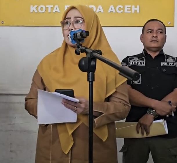 Kepala Inspektorat Banda Aceh Diberhentikan Sementara Usai Jadi Tersangka Pelanggaran Syariat Komparatif.ID, Banda Aceh– Pemerintah Kota Banda Aceh memberhentikan sementara Kepala Inspektorat Kota Banda Aceh berinisial FD, 58, dari jabatannya setelah ditetapkan sebagai tersangka dalam kasus dugaan pelanggaran syariat Islam. Kepala Badan Kepegawaian dan Pengembangan Sumber Daya Manusia (BKPSDM) Kota Banda Aceh, Emila Sovayana, mengatakan pemberhentian sementara tersebut dilakukan berdasarkan Surat Pemberhentian Wali Kota Nomor 800.1.6.2/114/8/2026. Keputusan itu diambil setelah FD menjalani pemeriksaan atau Berita Acara Pemeriksaan (BAP) oleh penyidik Satuan Polisi Pamong Praja dan Wilayatul Hisbah (Satpol PP dan WH) Kota Banda Aceh. FD kemudian ditetapkan sebagai tersangka atas dugaan pelanggaran disiplin berat aparatur sipil negara (ASN).