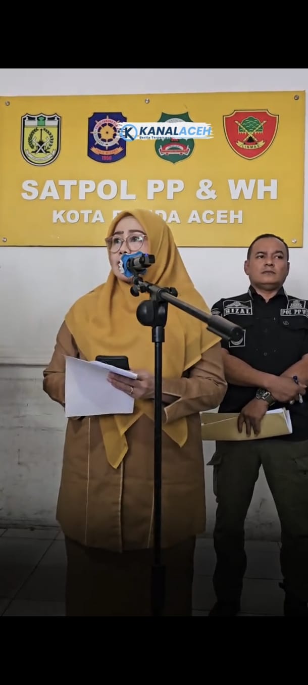 Kepala Inspektorat Banda Aceh Diberhentikan Sementara Usai Jadi Tersangka Pelanggaran Syariat Komparatif.ID, Banda Aceh– Pemerintah Kota Banda Aceh memberhentikan sementara Kepala Inspektorat Kota Banda Aceh berinisial FD, 58, dari jabatannya setelah ditetapkan sebagai tersangka dalam kasus dugaan pelanggaran syariat Islam. Kepala Badan Kepegawaian dan Pengembangan Sumber Daya Manusia (BKPSDM) Kota Banda Aceh, Emila Sovayana, mengatakan pemberhentian sementara tersebut dilakukan berdasarkan Surat Pemberhentian Wali Kota Nomor 800.1.6.2/114/8/2026. Keputusan itu diambil setelah FD menjalani pemeriksaan atau Berita Acara Pemeriksaan (BAP) oleh penyidik Satuan Polisi Pamong Praja dan Wilayatul Hisbah (Satpol PP dan WH) Kota Banda Aceh. FD kemudian ditetapkan sebagai tersangka atas dugaan pelanggaran disiplin berat aparatur sipil negara (ASN).
