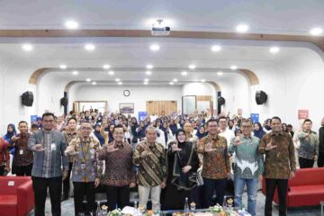 Akses Keuangan Aceh Capai 96,43 Persen, OJK Dorong Literasi UMKM Diperkuat Komparatif.ID, Banda Aceh– Otoritas Jasa Keuangan (OJK) Provinsi Aceh bersama PT Permodalan Nasional Madani (PNM) memperkuat kapasitas pelaku Usaha Mikro, Kecil, dan Menengah (UMKM) melalui pembiayaan, literasi keuangan, pengelolaan usaha, dan pendampingan. Upaya tersebut dilakukan melalui Program Pengembangan Kapasitas Usaha (PKU) Akbar PNM bertema “Sinergi Finansial: Wujudkan UMKM Tangguh dan Berkelanjutan” yang digelar di Aula Kantor OJK Provinsi Aceh, Banda Aceh, Jumat, 14 Agustus 2026. Kegiatan itu dihadiri Deputi Komisioner Pengawas Lembaga Pembiayaan, Perusahaan Modal Ventura, Lembaga Keuangan Mikro, dan Lembaga Jasa Keuangan Lainnya OJK Jasmi, Kepala OJK Provinsi Aceh Daddi Peryoga, Wali Kota Banda Aceh Illiza Sa’aduddin Djamal, serta Direktur Operasional dan Hubungan Kelembagaan PNM Lalu Dodot Patria Ary.