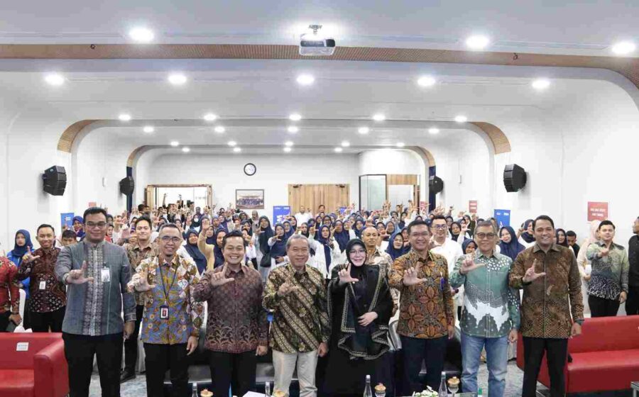 Akses Keuangan Aceh Capai 96,43 Persen, OJK Dorong Literasi UMKM Diperkuat Komparatif.ID, Banda Aceh– Otoritas Jasa Keuangan (OJK) Provinsi Aceh bersama PT Permodalan Nasional Madani (PNM) memperkuat kapasitas pelaku Usaha Mikro, Kecil, dan Menengah (UMKM) melalui pembiayaan, literasi keuangan, pengelolaan usaha, dan pendampingan. Upaya tersebut dilakukan melalui Program Pengembangan Kapasitas Usaha (PKU) Akbar PNM bertema “Sinergi Finansial: Wujudkan UMKM Tangguh dan Berkelanjutan” yang digelar di Aula Kantor OJK Provinsi Aceh, Banda Aceh, Jumat, 14 Agustus 2026. Kegiatan itu dihadiri Deputi Komisioner Pengawas Lembaga Pembiayaan, Perusahaan Modal Ventura, Lembaga Keuangan Mikro, dan Lembaga Jasa Keuangan Lainnya OJK Jasmi, Kepala OJK Provinsi Aceh Daddi Peryoga, Wali Kota Banda Aceh Illiza Sa’aduddin Djamal, serta Direktur Operasional dan Hubungan Kelembagaan PNM Lalu Dodot Patria Ary.