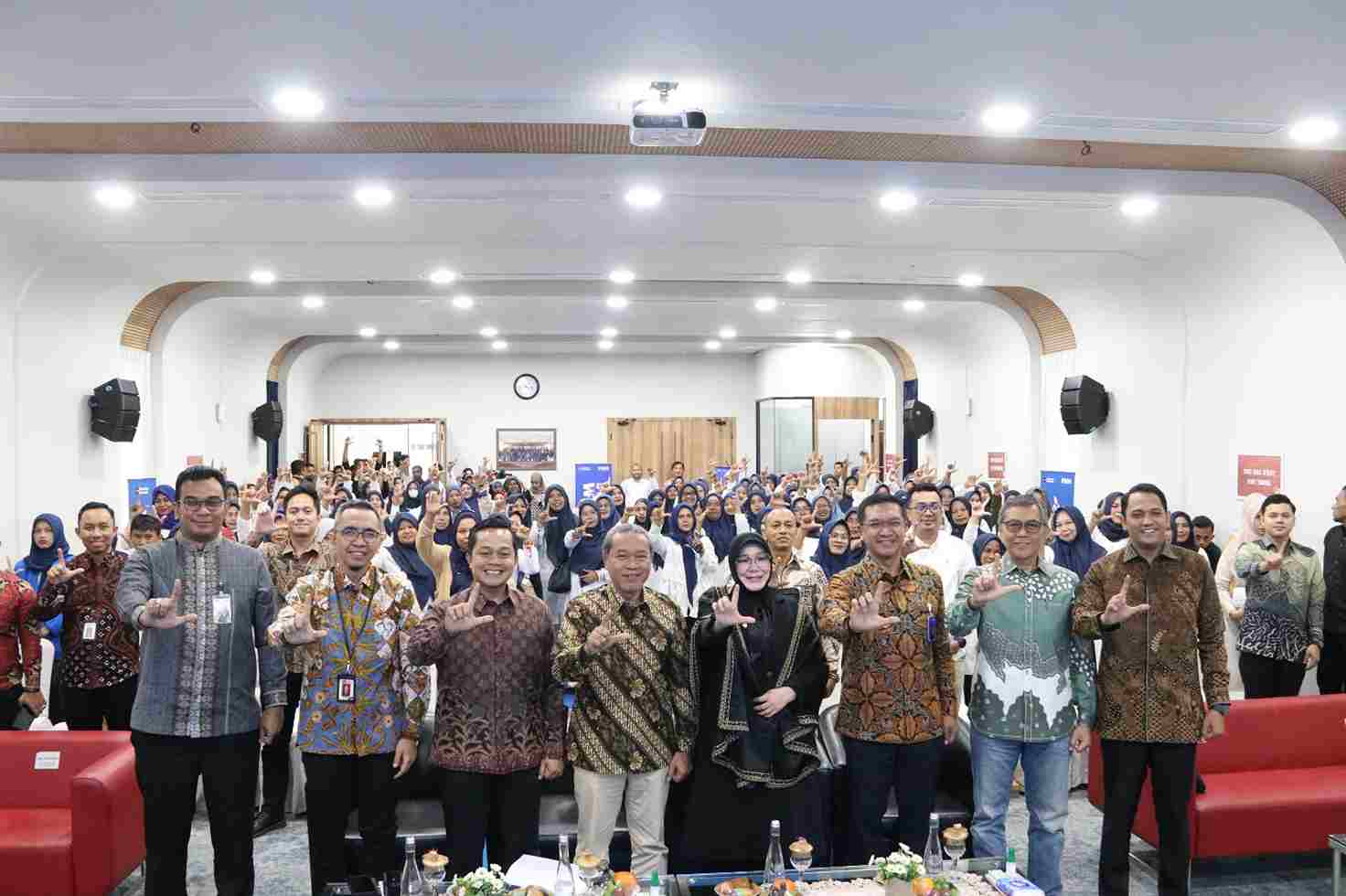 Akses Keuangan Aceh Capai 96,43 Persen, OJK Dorong Literasi UMKM Diperkuat Komparatif.ID, Banda Aceh– Otoritas Jasa Keuangan (OJK) Provinsi Aceh bersama PT Permodalan Nasional Madani (PNM) memperkuat kapasitas pelaku Usaha Mikro, Kecil, dan Menengah (UMKM) melalui pembiayaan, literasi keuangan, pengelolaan usaha, dan pendampingan. Upaya tersebut dilakukan melalui Program Pengembangan Kapasitas Usaha (PKU) Akbar PNM bertema “Sinergi Finansial: Wujudkan UMKM Tangguh dan Berkelanjutan” yang digelar di Aula Kantor OJK Provinsi Aceh, Banda Aceh, Jumat, 14 Agustus 2026. Kegiatan itu dihadiri Deputi Komisioner Pengawas Lembaga Pembiayaan, Perusahaan Modal Ventura, Lembaga Keuangan Mikro, dan Lembaga Jasa Keuangan Lainnya OJK Jasmi, Kepala OJK Provinsi Aceh Daddi Peryoga, Wali Kota Banda Aceh Illiza Sa’aduddin Djamal, serta Direktur Operasional dan Hubungan Kelembagaan PNM Lalu Dodot Patria Ary.