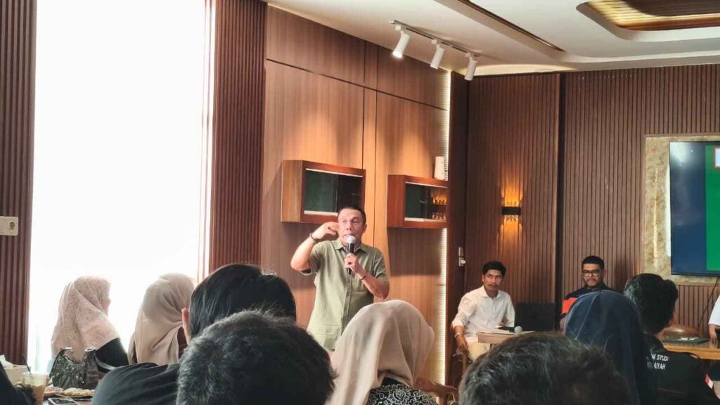 Rustam Effendi Soroti Investasi Aceh yang Mandek: Ekonomi Masih Terjebak di Bawah 5 Persen Komparatif.ID, Banda Aceh– Guru Besar Ilmu Makroekonomi Internasional Fakultas Ekonomi dan Bisnis Universitas Syiah Kuala (USK), Prof. Dr. Rustam Effendi, S.E., M.Econ., menyoroti rendahnya investasi dan lemahnya sektor industri pengolahan sebagai persoalan utama yang menghambat daya saing ekonomi Aceh. Hal itu disampaikan Rustam dalam diskusi publik bertajuk “Membangun Daya Saing dan Iklim Investasi Aceh di Era Perdamaian Berkelanjutan” yang digelar Aceh Cakrawala Institute (ACI) di VIP Room Gunongan Kopi, Banda Aceh, Rabu (19/8/2026).
