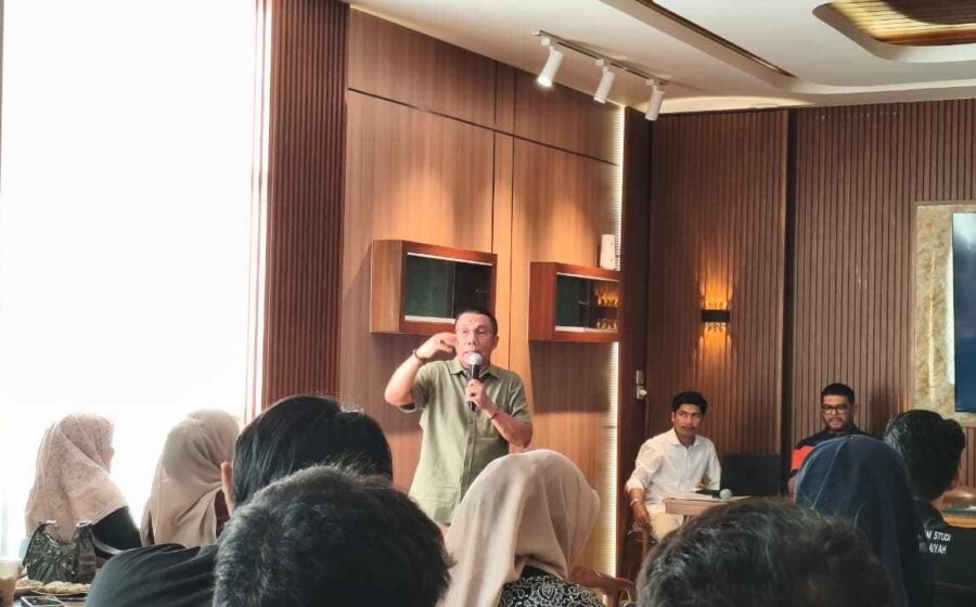Rustam Effendi Soroti Investasi Aceh yang Mandek: Ekonomi Masih Terjebak di Bawah 5 Persen Komparatif.ID, Banda Aceh– Guru Besar Ilmu Makroekonomi Internasional Fakultas Ekonomi dan Bisnis Universitas Syiah Kuala (USK), Prof. Dr. Rustam Effendi, S.E., M.Econ., menyoroti rendahnya investasi dan lemahnya sektor industri pengolahan sebagai persoalan utama yang menghambat daya saing ekonomi Aceh. Hal itu disampaikan Rustam dalam diskusi publik bertajuk “Membangun Daya Saing dan Iklim Investasi Aceh di Era Perdamaian Berkelanjutan” yang digelar Aceh Cakrawala Institute (ACI) di VIP Room Gunongan Kopi, Banda Aceh, Rabu (19/8/2026).