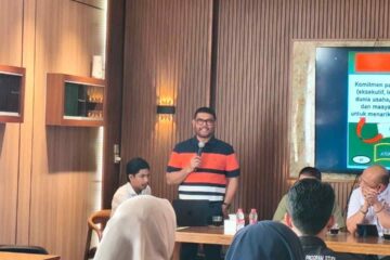 Nasir Djamil: Kepercayaan Jadi Kunci Utama untuk Menarik Investor ke Aceh Komparatif.ID, Banda Aceh– Anggota DPR RI Fraksi Partai Keadilan Sejahtera (PKS), Dr. H. M. Nasir Djamil, M.Si., menilai kepercayaan menjadi salah satu faktor utama yang menentukan minat investor untuk menanamkan modal di Aceh. Menurutnya, investor tidak hanya melihat potensi ekonomi, tetapi juga tata kelola pemerintahan, keamanan, kepastian hukum, serta lingkungan usaha. “Investasi itu sebenarnya adalah kepercayaan. Trust,” kata Nasir saat berbicara dalam diskusi publik “Membangun Daya Saing dan Iklim Investasi Aceh di Era Perdamaian Berkelanjutan” di VIP Room Gunongan Kopi, Banda Aceh, Rabu (19/8/2026).