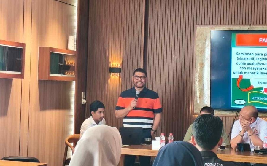 Nasir Djamil: Kepercayaan Jadi Kunci Utama untuk Menarik Investor ke Aceh Komparatif.ID, Banda Aceh– Anggota DPR RI Fraksi Partai Keadilan Sejahtera (PKS), Dr. H. M. Nasir Djamil, M.Si., menilai kepercayaan menjadi salah satu faktor utama yang menentukan minat investor untuk menanamkan modal di Aceh. Menurutnya, investor tidak hanya melihat potensi ekonomi, tetapi juga tata kelola pemerintahan, keamanan, kepastian hukum, serta lingkungan usaha. “Investasi itu sebenarnya adalah kepercayaan. Trust,” kata Nasir saat berbicara dalam diskusi publik “Membangun Daya Saing dan Iklim Investasi Aceh di Era Perdamaian Berkelanjutan” di VIP Room Gunongan Kopi, Banda Aceh, Rabu (19/8/2026).