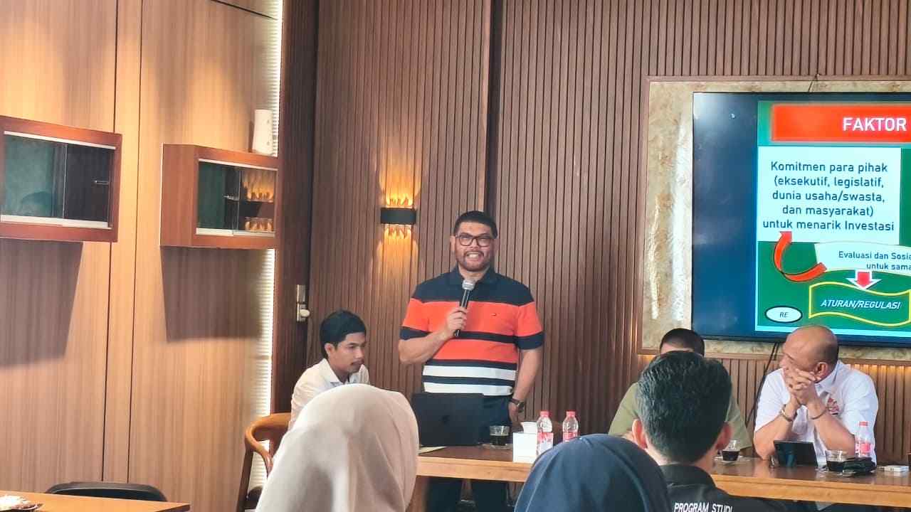 Nasir Djamil: Kepercayaan Jadi Kunci Utama untuk Menarik Investor ke Aceh Komparatif.ID, Banda Aceh– Anggota DPR RI Fraksi Partai Keadilan Sejahtera (PKS), Dr. H. M. Nasir Djamil, M.Si., menilai kepercayaan menjadi salah satu faktor utama yang menentukan minat investor untuk menanamkan modal di Aceh. Menurutnya, investor tidak hanya melihat potensi ekonomi, tetapi juga tata kelola pemerintahan, keamanan, kepastian hukum, serta lingkungan usaha. “Investasi itu sebenarnya adalah kepercayaan. Trust,” kata Nasir saat berbicara dalam diskusi publik “Membangun Daya Saing dan Iklim Investasi Aceh di Era Perdamaian Berkelanjutan” di VIP Room Gunongan Kopi, Banda Aceh, Rabu (19/8/2026).