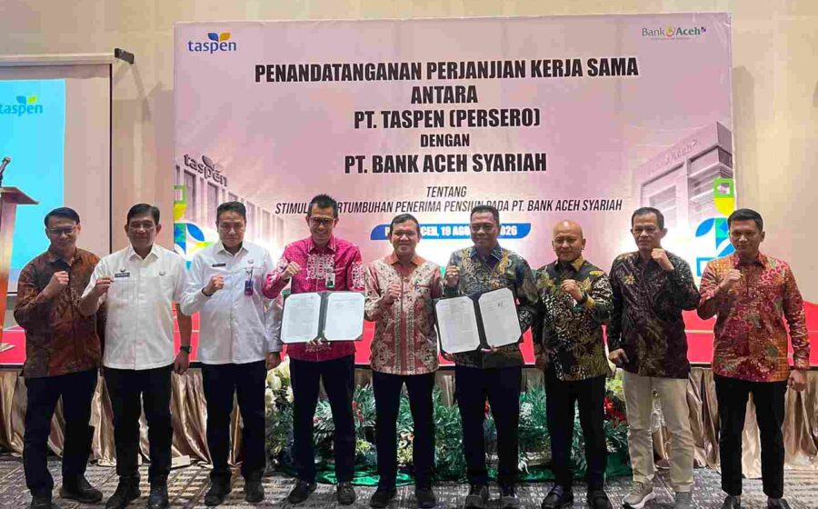 Bank Aceh dan TASPEN Perkuat Kerja Sama Pengelolaan Dana Pensiun ASN Komparatif.ID, Banda Aceh– PT Bank Aceh Syariah dan PT TASPEN (Persero) memperkuat kerja sama dalam pengelolaan dan pengembangan layanan dana pensiun bagi aparatur sipil negara (ASN) di Aceh. Penguatan kerja sama tersebut ditandai dengan penandatanganan Perjanjian Kerja Sama (PKS) tentang Stimulasi Pertumbuhan Dana Pensiun pada Bank Aceh. Penandatanganan PKS berlangsung di Ballroom Hotel The Pade, Aceh Besar, Rabu (19/8/2026). Kegiatan tersebut turut dihadiri Wakil Gubernur Aceh Fadhlullah.