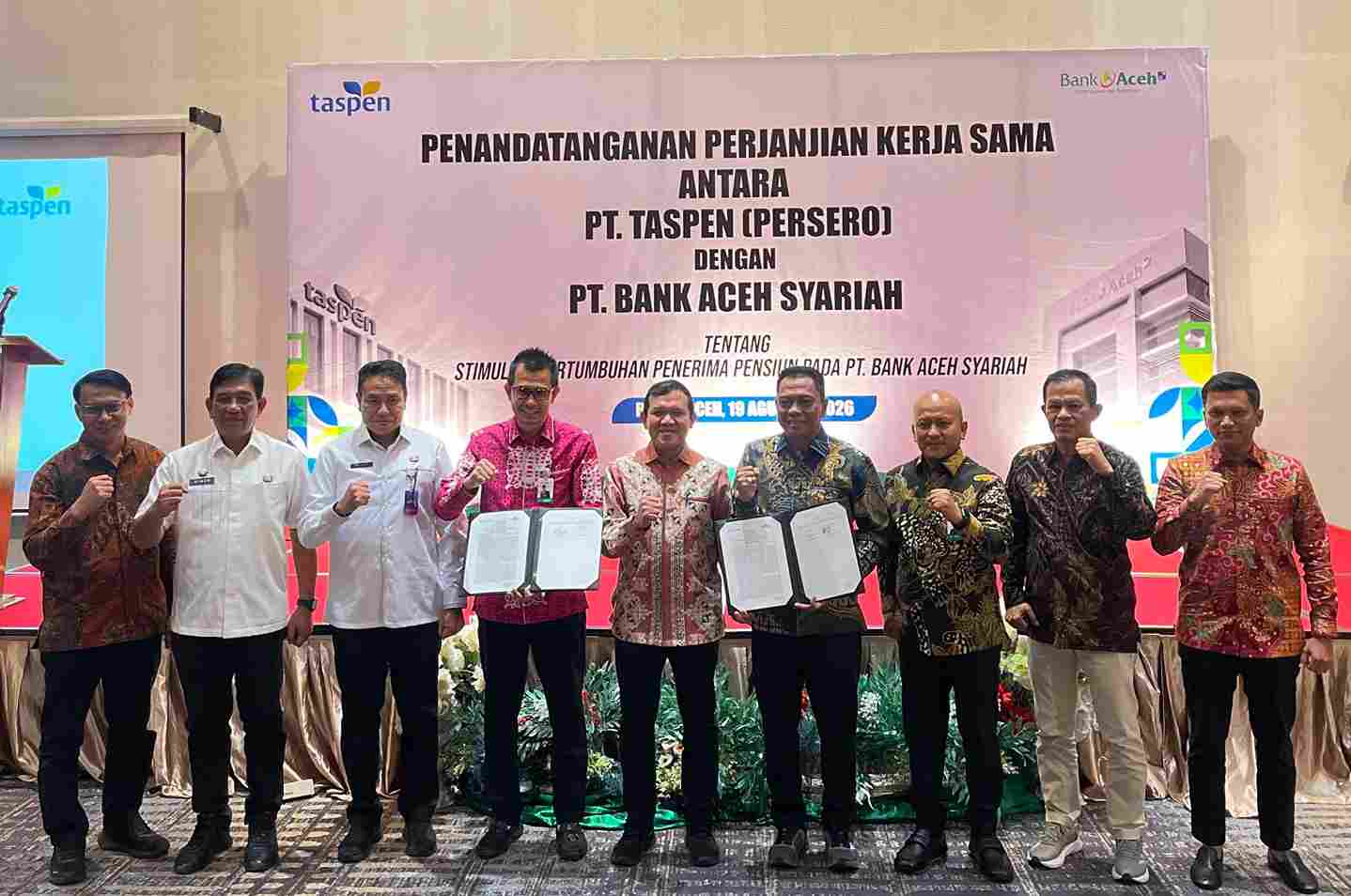 Bank Aceh dan TASPEN Perkuat Kerja Sama Pengelolaan Dana Pensiun ASN Komparatif.ID, Banda Aceh– PT Bank Aceh Syariah dan PT TASPEN (Persero) memperkuat kerja sama dalam pengelolaan dan pengembangan layanan dana pensiun bagi aparatur sipil negara (ASN) di Aceh. Penguatan kerja sama tersebut ditandai dengan penandatanganan Perjanjian Kerja Sama (PKS) tentang Stimulasi Pertumbuhan Dana Pensiun pada Bank Aceh. Penandatanganan PKS berlangsung di Ballroom Hotel The Pade, Aceh Besar, Rabu (19/8/2026). Kegiatan tersebut turut dihadiri Wakil Gubernur Aceh Fadhlullah.