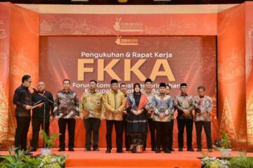 Bupati Mukhlis Dikukuhkan Jadi Wakil Koordinator FKKA Periode 2025–2030 oleh Wamenagri Komparatif.ID, Banda Aceh– Bupati Bireuen, Ir. H. Mukhlis, ST, resmi dikukuhkan sebagai Wakil Koordinator Forum Komunikasi Pemerintahan Kabupaten/Kota Se-Aceh (FKKA) periode 2025–2030. Pengukuhan Mukhlis bersama 22 pengurus FKKA lainnya dilakukan oleh Wakil Menteri Dalam Negeri (Wamendagri) RI, Bima Arya Sugiarto, di Anjong Mon Mata, Banda Aceh, Rabu (19/8/2026). Prosesi tersebut turut disaksikan Wakil Gubernur Aceh, H. Fadhlullah, SE.