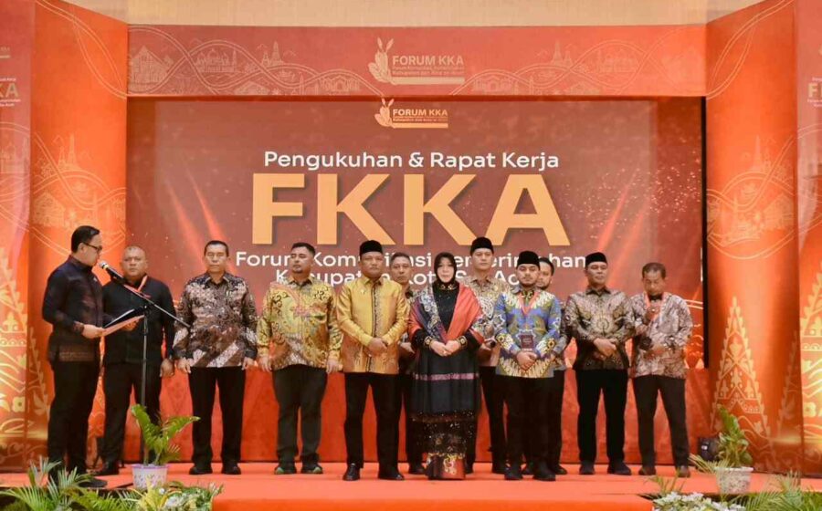 Bupati Mukhlis Dikukuhkan Jadi Wakil Koordinator FKKA Periode 2025–2030 oleh Wamenagri Komparatif.ID, Banda Aceh– Bupati Bireuen, Ir. H. Mukhlis, ST, resmi dikukuhkan sebagai Wakil Koordinator Forum Komunikasi Pemerintahan Kabupaten/Kota Se-Aceh (FKKA) periode 2025–2030. Pengukuhan Mukhlis bersama 22 pengurus FKKA lainnya dilakukan oleh Wakil Menteri Dalam Negeri (Wamendagri) RI, Bima Arya Sugiarto, di Anjong Mon Mata, Banda Aceh, Rabu (19/8/2026). Prosesi tersebut turut disaksikan Wakil Gubernur Aceh, H. Fadhlullah, SE.