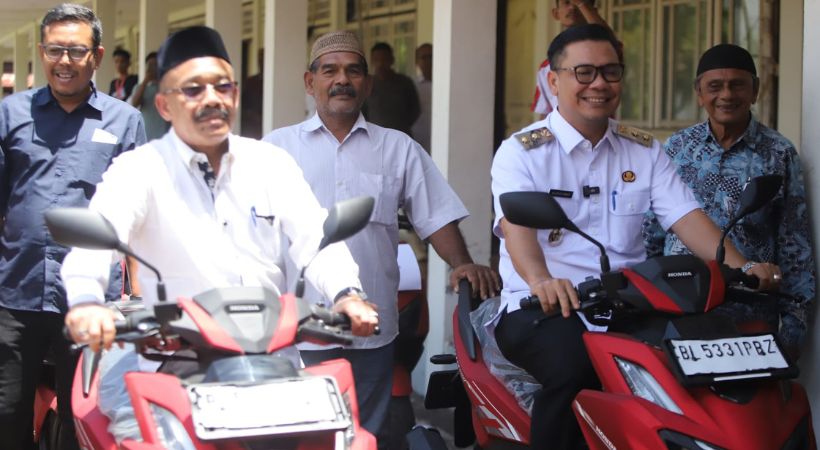 Bupati Pidie Serahkan 97 Sepeda Motor Operasional untuk Imum Mukim