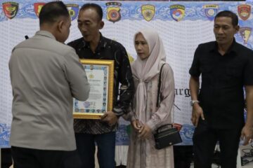 Alm Pratu Galuh Nugraha Terima Penghargaan dari Kapolda Aceh