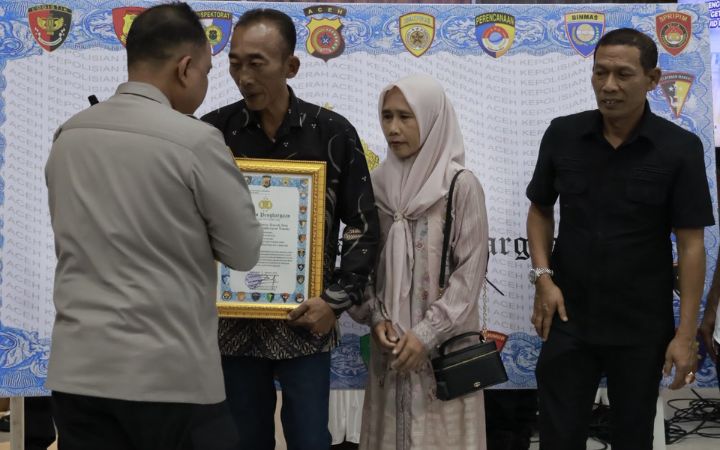 Alm Pratu Galuh Nugraha Terima Penghargaan dari Kapolda Aceh