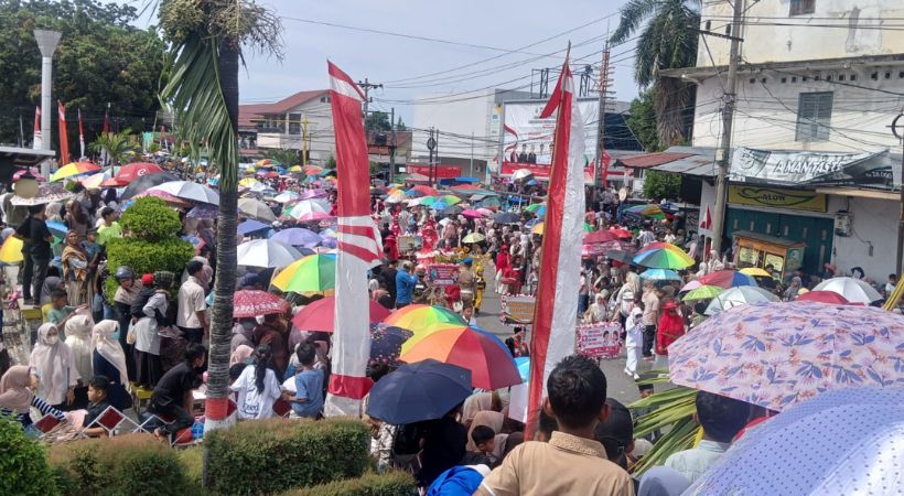 Terik Matahari Tak Surutkan Antusiasme Warga Saksikan Karnaval di Bireuen