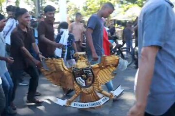 Hari Damai Aceh Berakhir Ricuh, Massa Copot Lambang Garuda di Pendopo Gubernur