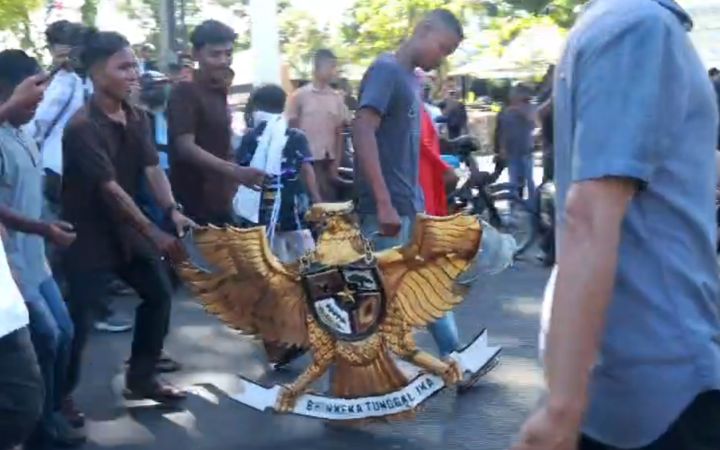 Hari Damai Aceh Berakhir Ricuh, Massa Copot Lambang Garuda di Pendopo Gubernur