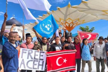 Bendera Bulan Bintang hingga PBB Berkibar di Masjid Raya Saat Hari Damai Aceh 2026