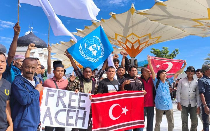 Bendera Bulan Bintang hingga PBB Berkibar di Masjid Raya Saat Hari Damai Aceh 2026
