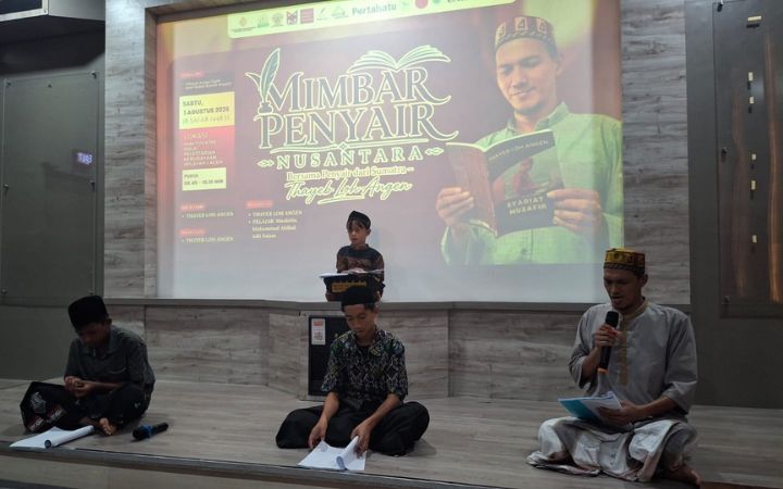 Thayeb Loh Angen Hidupkan Kembali Tradisi Baca Hikayat Bersama Pelajar di Banda Aceh