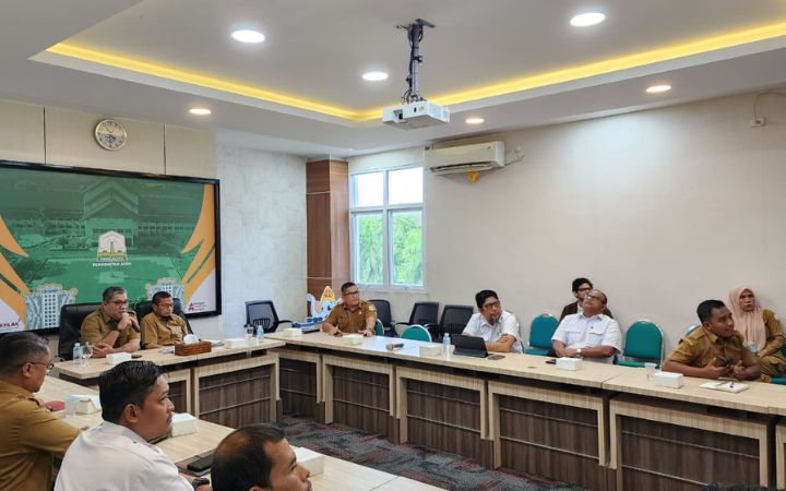 Mualem Dukung Inovasi USK Olah Lumpur Bencana Jadi Bata Ringan