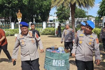 Personel Polda Aceh Bersihkan Sampah Usai Zikir HDA 2026 di MRB