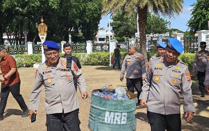 Personel Polda Aceh Bersihkan Sampah Usai Zikir HDA 2026 di MRB