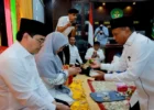 Awali Periode Kepemimpinan 2026–2030, Rektor UIN Ar-Raniry dan Istri Dipeusijuek Komparatif.ID, Banda Aceh– Rektor Universitas Islam Negeri (UIN) Ar-Raniry Banda Aceh periode 2026–2030, Prof Mujiburrahman, bersama istri menjalani prosesi peusijuek di Ruang Rektor, Lantai II Gedung Rektorat UIN Ar-Raniry, Senin (17/8/2026). Prosesi tersebut menjadi bagian dari doa dan harapan bagi Prof Mujiburrahman dalam menjalankan amanah kepemimpinan UIN Ar-Raniry selama periode 2026–2030. Tradisi peusijuek juga menjadi bagian dari budaya Aceh yang mengiringi awal perjalanan kepemimpinan. Sejumlah tokoh turut memimpin prosesi peusijuek tersebut. Mereka di antaranya mantan Rektor UIN Ar-Raniry periode 2005–2009, Prof Yusni Saby, Prof Muhibbutthabry, Prof Nazaruddin A. Wahid, istri Prof Nazaruddin A. Wahid, serta Imum Chik Masjid Fathun Qarib, Tgk Saifuddin A. Rasyid.