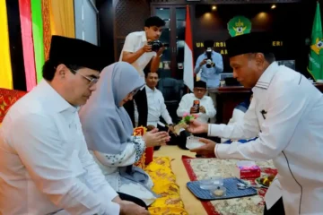 Awali Periode Kepemimpinan 2026–2030, Rektor UIN Ar-Raniry dan Istri Dipeusijuek Komparatif.ID, Banda Aceh– Rektor Universitas Islam Negeri (UIN) Ar-Raniry Banda Aceh periode 2026–2030, Prof Mujiburrahman, bersama istri menjalani prosesi peusijuek di Ruang Rektor, Lantai II Gedung Rektorat UIN Ar-Raniry, Senin (17/8/2026). Prosesi tersebut menjadi bagian dari doa dan harapan bagi Prof Mujiburrahman dalam menjalankan amanah kepemimpinan UIN Ar-Raniry selama periode 2026–2030. Tradisi peusijuek juga menjadi bagian dari budaya Aceh yang mengiringi awal perjalanan kepemimpinan. Sejumlah tokoh turut memimpin prosesi peusijuek tersebut. Mereka di antaranya mantan Rektor UIN Ar-Raniry periode 2005–2009, Prof Yusni Saby, Prof Muhibbutthabry, Prof Nazaruddin A. Wahid, istri Prof Nazaruddin A. Wahid, serta Imum Chik Masjid Fathun Qarib, Tgk Saifuddin A. Rasyid.