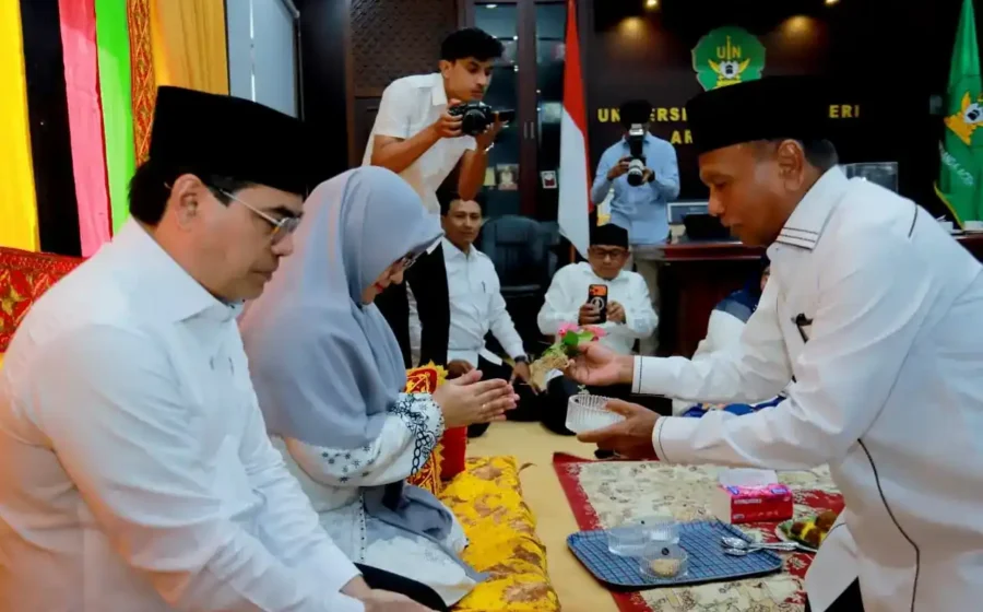 Awali Periode Kepemimpinan 2026–2030, Rektor UIN Ar-Raniry dan Istri Dipeusijuek Komparatif.ID, Banda Aceh– Rektor Universitas Islam Negeri (UIN) Ar-Raniry Banda Aceh periode 2026–2030, Prof Mujiburrahman, bersama istri menjalani prosesi peusijuek di Ruang Rektor, Lantai II Gedung Rektorat UIN Ar-Raniry, Senin (17/8/2026). Prosesi tersebut menjadi bagian dari doa dan harapan bagi Prof Mujiburrahman dalam menjalankan amanah kepemimpinan UIN Ar-Raniry selama periode 2026–2030. Tradisi peusijuek juga menjadi bagian dari budaya Aceh yang mengiringi awal perjalanan kepemimpinan. Sejumlah tokoh turut memimpin prosesi peusijuek tersebut. Mereka di antaranya mantan Rektor UIN Ar-Raniry periode 2005–2009, Prof Yusni Saby, Prof Muhibbutthabry, Prof Nazaruddin A. Wahid, istri Prof Nazaruddin A. Wahid, serta Imum Chik Masjid Fathun Qarib, Tgk Saifuddin A. Rasyid.