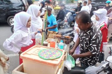 Pedagang Bakso Bakar Raup Untung 2 Kali Lipat Saat Karnaval HUT RI di Bireuen