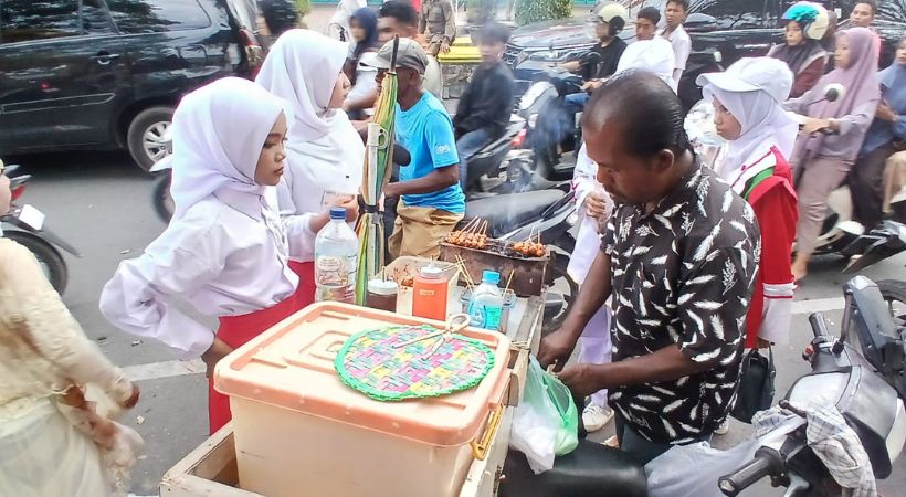Pedagang Bakso Bakar Raup Untung 2 Kali Lipat Saat Karnaval HUT RI di Bireuen