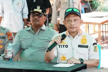 Gempa NTT, Dirjen Bina Adwil Tinjau Langsung Lokasi Terparah di Manggarai Timur Komparatif.ID, Manggarai Timur– Direktur Jenderal Bina Administrasi Kewilayahan (Bina Adwil) Kementerian Dalam Negeri, Safrizal ZA, memastikan pemerintah mempercepat penanganan dan pemulihan pascabencana gempa bumi di Nusa Tenggara Timur (NTT). Safrizal menyampaikan hal tersebut saat mendampingi Menteri Dalam Negeri Muhammad Tito Karnavian meninjau langsung wilayah yang terdampak paling parah di Desa Satar Kampas, Kecamatan Lamba Leda Utara, Kabupaten Manggarai Timur, Senin (17/8/2026).