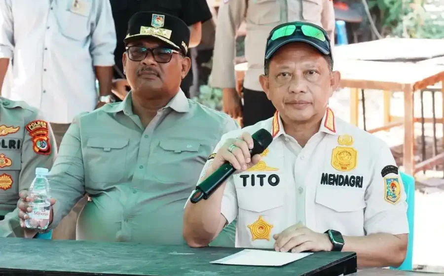 Gempa NTT, Dirjen Bina Adwil Tinjau Langsung Lokasi Terparah di Manggarai Timur Komparatif.ID, Manggarai Timur– Direktur Jenderal Bina Administrasi Kewilayahan (Bina Adwil) Kementerian Dalam Negeri, Safrizal ZA, memastikan pemerintah mempercepat penanganan dan pemulihan pascabencana gempa bumi di Nusa Tenggara Timur (NTT). Safrizal menyampaikan hal tersebut saat mendampingi Menteri Dalam Negeri Muhammad Tito Karnavian meninjau langsung wilayah yang terdampak paling parah di Desa Satar Kampas, Kecamatan Lamba Leda Utara, Kabupaten Manggarai Timur, Senin (17/8/2026).