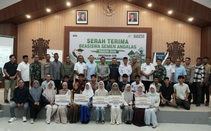 300 Pelajar dan Mahasiswa Aceh Besar Terima Beasiswa Semen Andalas