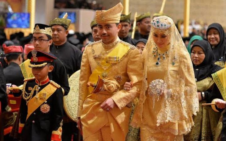 Sultan Brunei Cabut Gelar Kehormatan Diraja untuk Menantunya