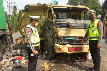Truk Sampah Terlibat Tabrakan di Simpang Mamplam, 1 Petugas Kebersihan Meninggal