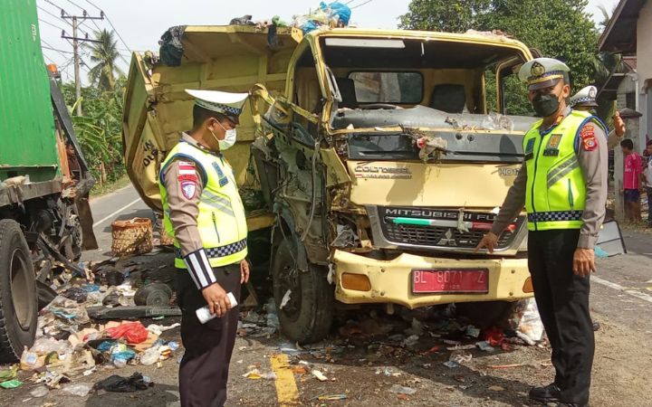 Truk Sampah Terlibat Tabrakan di Simpang Mamplam, 1 Petugas Kebersihan Meninggal