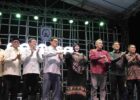 Banda Aceh Colossal Coffee Experience 2026 Resmi Dibuka, Jadikan Kopi sebagai Panggung Budaya Komparatif.ID, Banda Aceh– Lapangan Blang Padang Banda Aceh menjadi pusat perayaan budaya ngopi Aceh selama tiga hari. Banda Aceh Colossal Coffee Experience 2026 resmi dibuka pada Jumat (18/9/2026) malam dan berlangsung hingga 20 September 2026. Pembukaan Banda Aceh Colossal Coffee Experience 2026 ditandai dengan aksi menggiling biji kopi Arabika secara manual oleh Wali Kota Banda Aceh Illiza Sa’aduddin Djamal bersama Plt Deputi Bidang Pengembangan dan Penyelenggara Kegiatan Kementerian Pariwisata RI Hafiz Agung Rifa’i, Asdep Event Daerah Reza Fahlevi, serta unsur Forkopimda.
