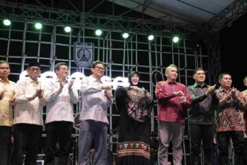 Banda Aceh Colossal Coffee Experience 2026 Resmi Dibuka, Jadikan Kopi sebagai Panggung Budaya Komparatif.ID, Banda Aceh– Lapangan Blang Padang Banda Aceh menjadi pusat perayaan budaya ngopi Aceh selama tiga hari. Banda Aceh Colossal Coffee Experience 2026 resmi dibuka pada Jumat (18/9/2026) malam dan berlangsung hingga 20 September 2026. Pembukaan Banda Aceh Colossal Coffee Experience 2026 ditandai dengan aksi menggiling biji kopi Arabika secara manual oleh Wali Kota Banda Aceh Illiza Sa’aduddin Djamal bersama Plt Deputi Bidang Pengembangan dan Penyelenggara Kegiatan Kementerian Pariwisata RI Hafiz Agung Rifa’i, Asdep Event Daerah Reza Fahlevi, serta unsur Forkopimda.