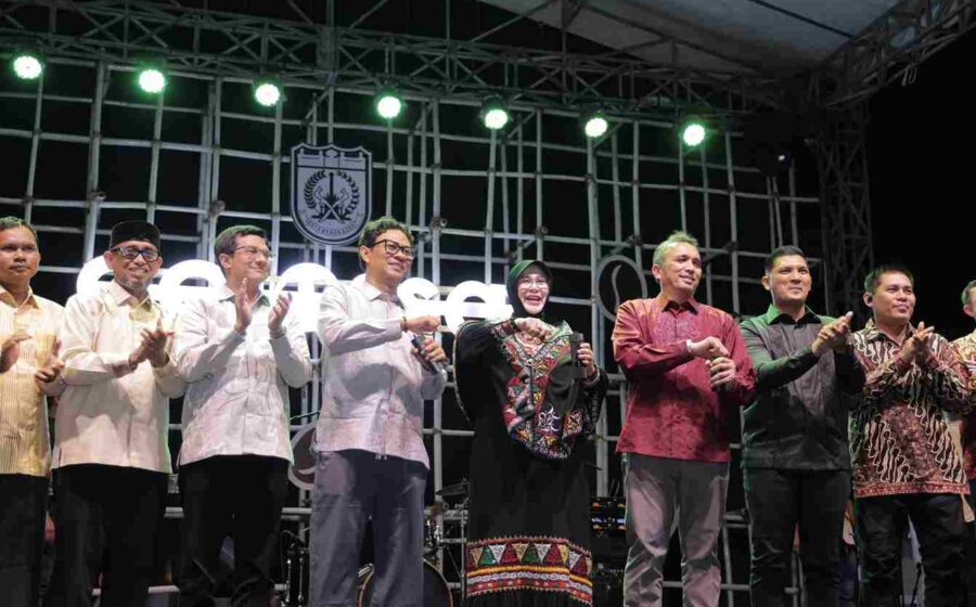 Banda Aceh Colossal Coffee Experience 2026 Resmi Dibuka, Jadikan Kopi sebagai Panggung Budaya Komparatif.ID, Banda Aceh– Lapangan Blang Padang Banda Aceh menjadi pusat perayaan budaya ngopi Aceh selama tiga hari. Banda Aceh Colossal Coffee Experience 2026 resmi dibuka pada Jumat (18/9/2026) malam dan berlangsung hingga 20 September 2026. Pembukaan Banda Aceh Colossal Coffee Experience 2026 ditandai dengan aksi menggiling biji kopi Arabika secara manual oleh Wali Kota Banda Aceh Illiza Sa’aduddin Djamal bersama Plt Deputi Bidang Pengembangan dan Penyelenggara Kegiatan Kementerian Pariwisata RI Hafiz Agung Rifa’i, Asdep Event Daerah Reza Fahlevi, serta unsur Forkopimda.