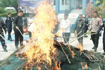 KKP Musnahkan 1 Ton Pakan Ikan Ilegal di Banda Aceh
